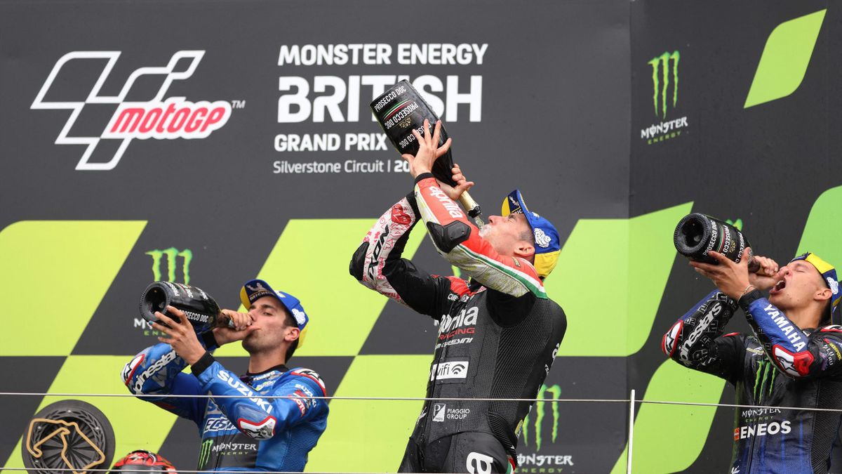 Alex Rins, Aleix Espargaro e Fabio Quartararo festeggiano con lo champagne sul podio di Silverstone, MotoGP 2021, Getty Images