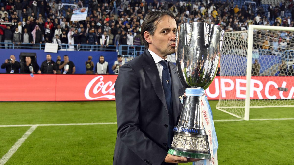 Simone Inzaghi bacia la Supercoppa Italiana, Getty Images