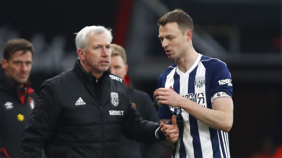 Alan Pardew, Manager of West Bromwich Albion speaks to Jonny Evans of West Bromwich Albion during the Premier League match between AFC Bournemouth and West Bromwich Albion at Vitality Stadium on March 17, 2018 in Bournemouth, England.