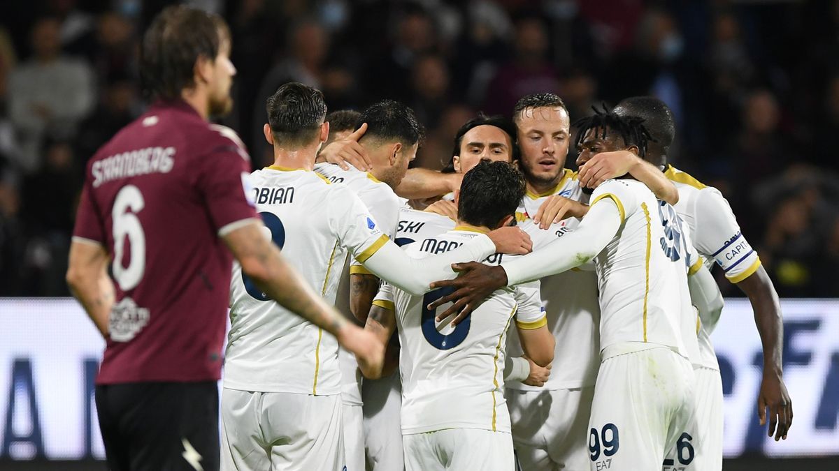 L'abbraccio collettivo del Napoli dopo il gol della Salernitana
