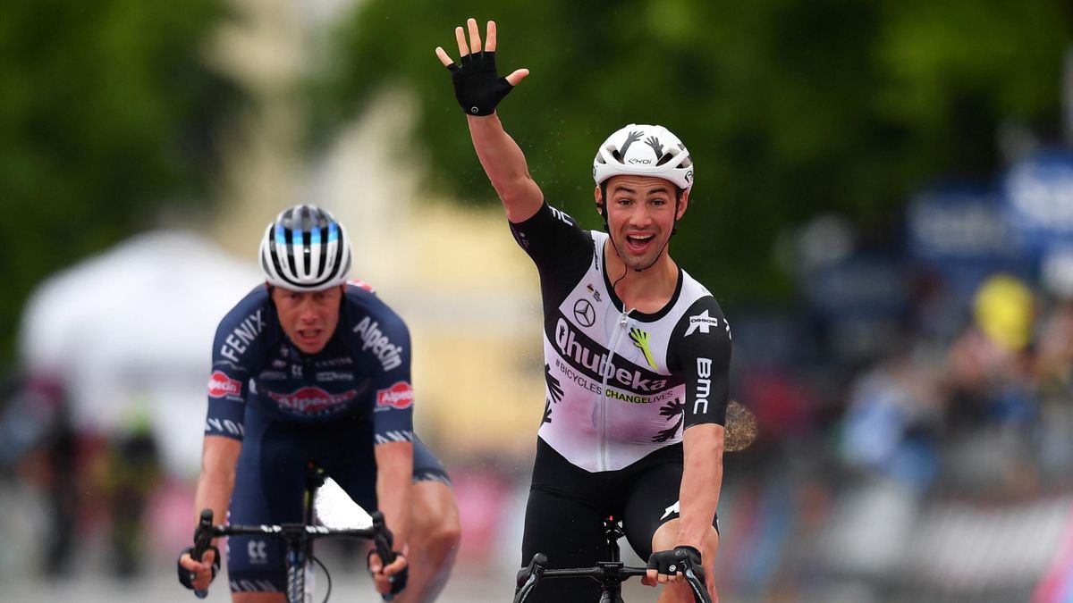 Campenaerts esulta sul traguardo di Gorizia davanti a Riesebeek - Giro d'Italia 2021
