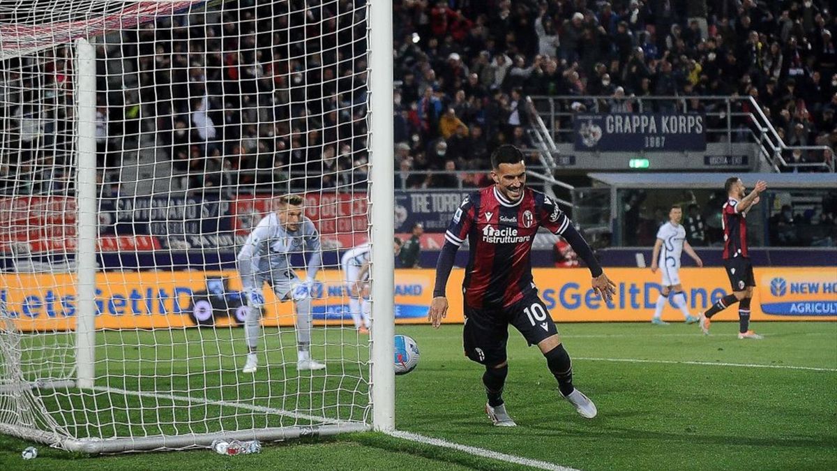 Il gol di Sansone dopo l'errore di Radu durante Bologna-Inter - Serie A 2021-22
