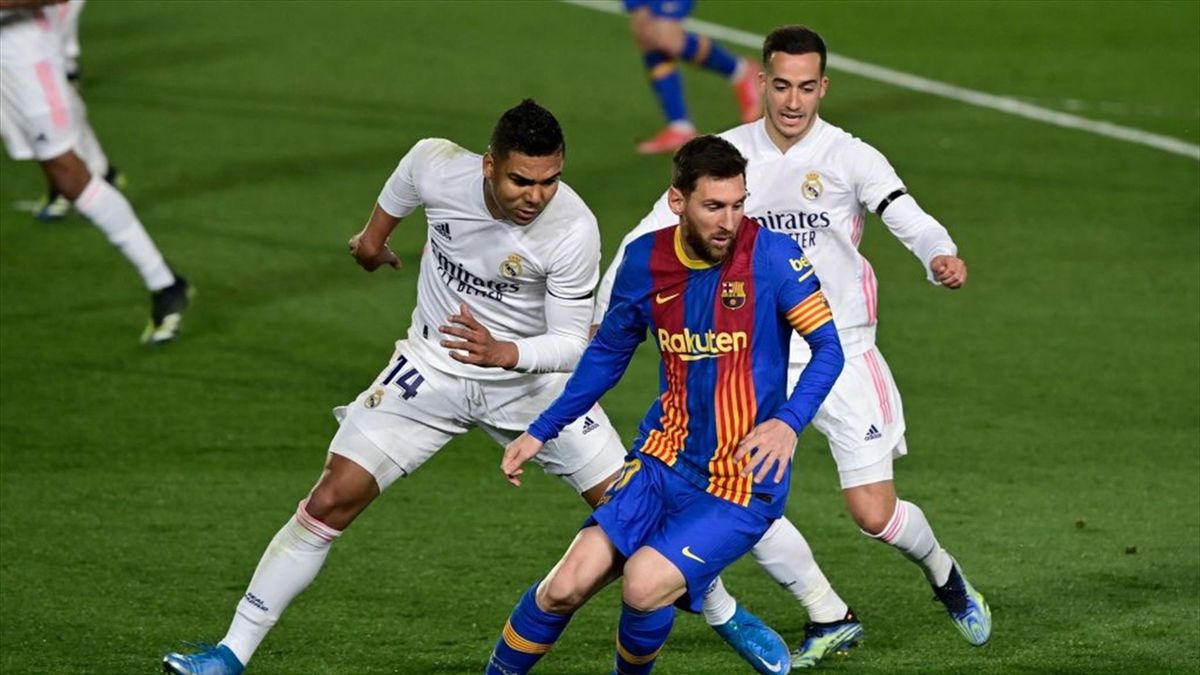 Lionel Messi im Duell mit den beiden Madrilenen Casemiro (l.) und Lucas Vázquez
