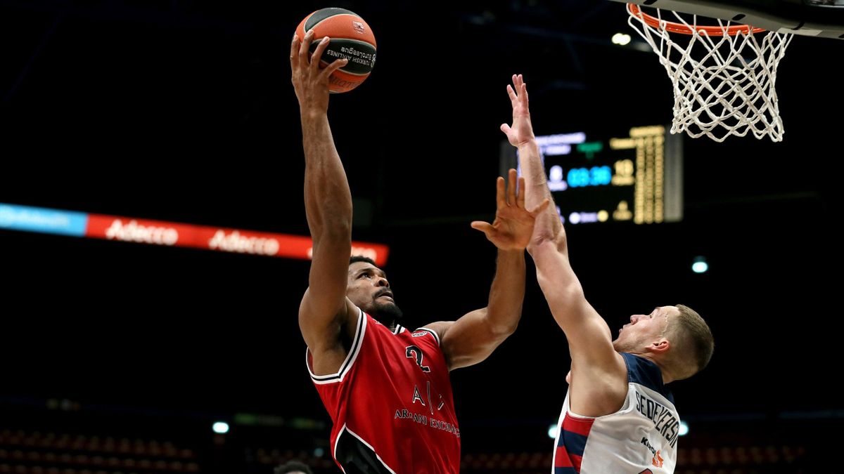 Kyle Hines, #42 of AX Armani Exchange Milan in action during the 2020/2021 Turkish Airlines EuroLeague match between AX Armani Exchange Milan and TD Systems Baskonia Vitoria-Gasteiz at Mediolanum Forum on December 23, 2020 in Milan