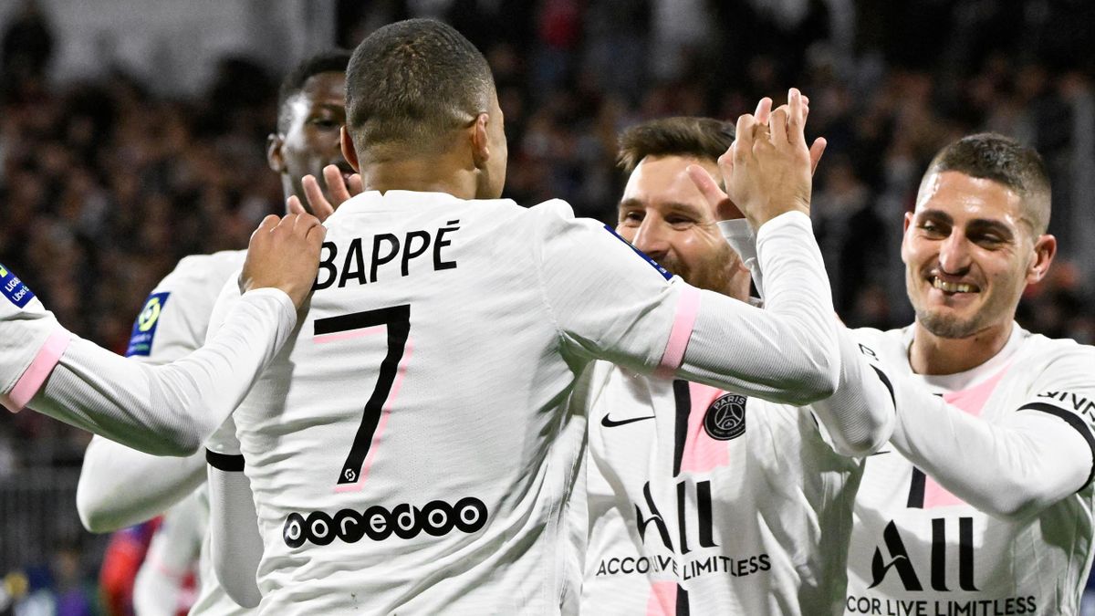Kylian Mbappé et Lionel Messi fêtent un but lors de Clermont - PSG en Ligue 1
