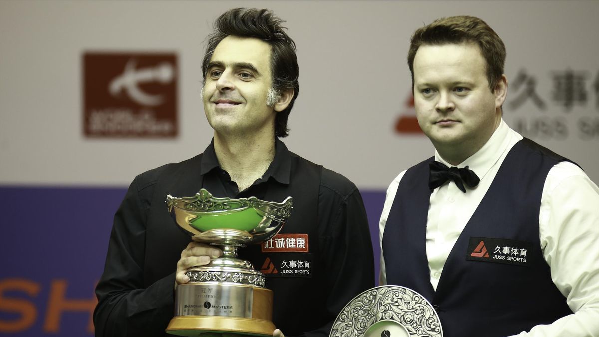 Ronnie O'Sullivan (L) of England poses with the champion trophy while Shaun Murphy of England poses with runner-up trophy after the final match on day 7 of World Snooker Shanghai Masters 2019 at Regal International East Asia Hotel on September 15, 2019 in
