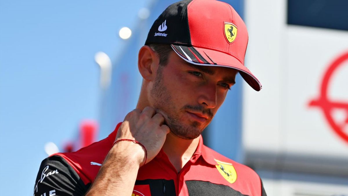 Charles Leclerc sconsolato dopo l'incidente nel GP di Francia 2022