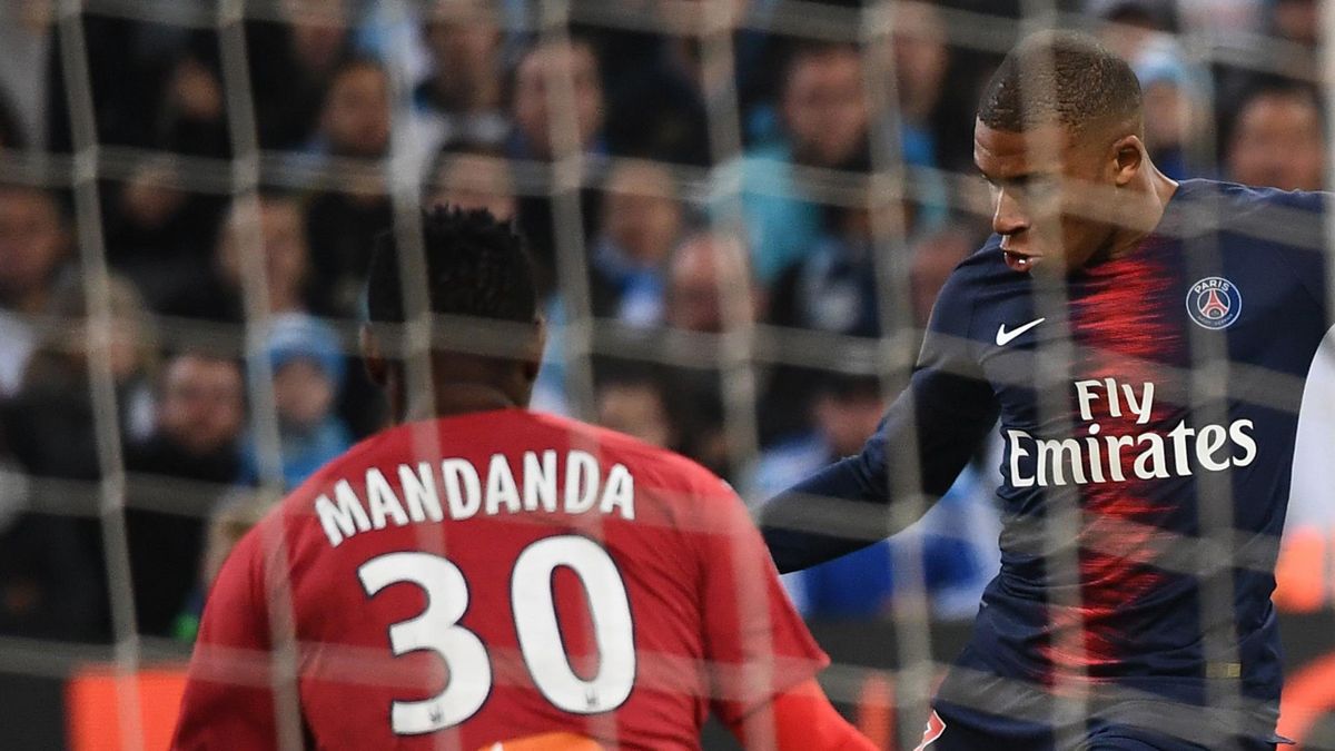 Kylian Mbappé marque un but à Steve Mandanda lors de Marseille - PSG, le 28 octobre 2018 au stade Vélodrome.