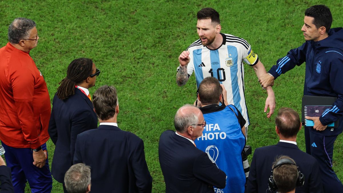 What are you looking at?' - Lionel Messi takes pop at Wout Weghorst,  confronts Louis van Gaal at World Cup - Eurosport