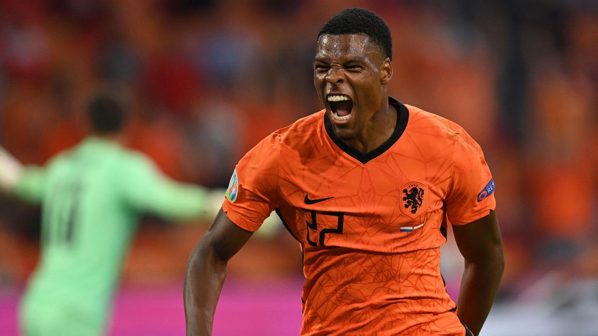 TOPSHOT - Netherlands' defender Denzel Dumfries celebrates scoring his team's second goal during the UEFA EURO 2020 Group C football match between the Netherlands and Austria at the Johan Cruyff Arena in Amsterdam on June 17, 2021.
