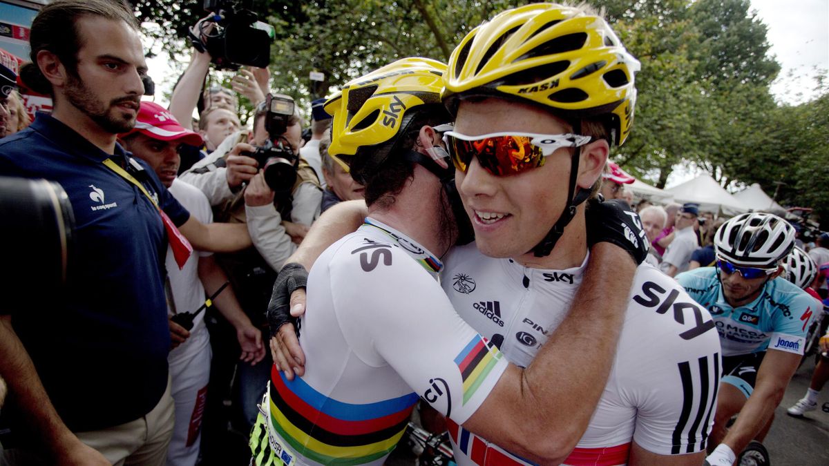 Edvald Boasson Hagen gratulerer etappevinner Mark Cavendish etter målgang på den 3. etappen i Tour de France i 2012.