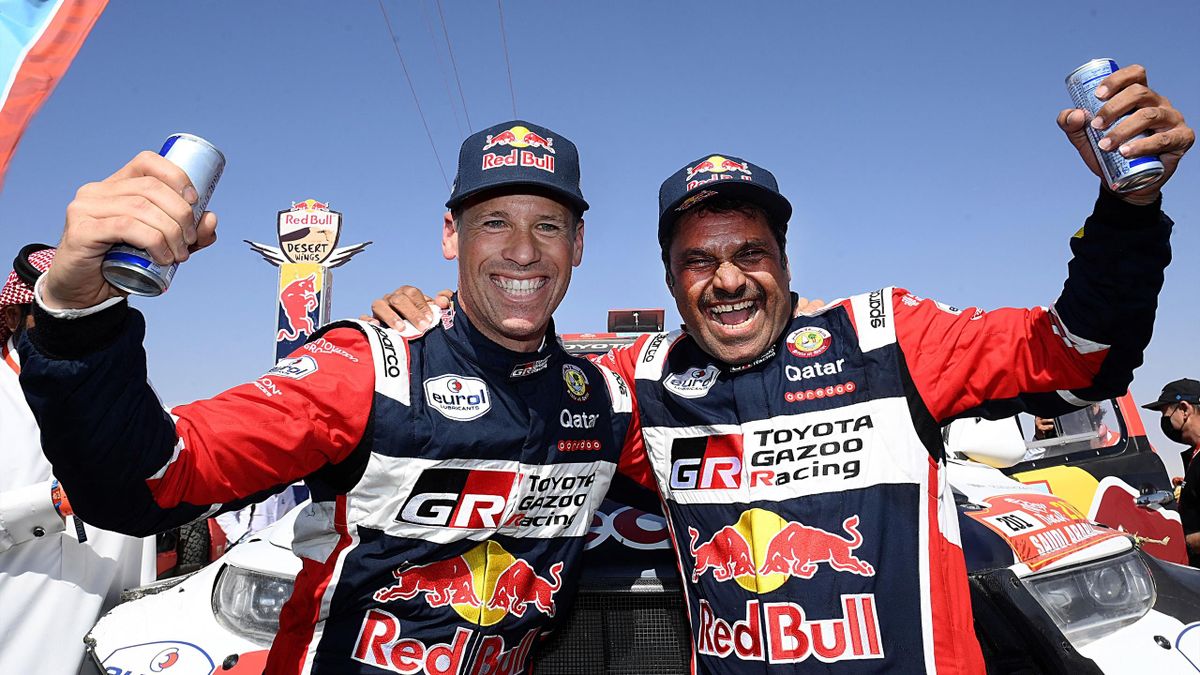 Nasser Al-Attiyah (r.) bejubelt mit seinem Beifahrer Mathieu Baumel den Gesamtsieg bei der Rallye Dakar