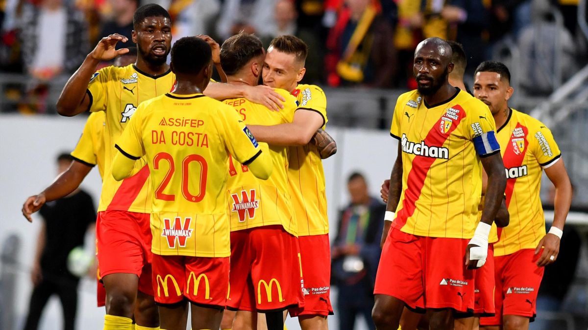 Lens' Polish midfielder Przemyslaw Frankowski (C) is congratulated by teammates after scoring during the French L1 football match between RC Lens and AS Monaco at Stade Bollaert-Delelis in Lens, northern France on May 21, 2022
