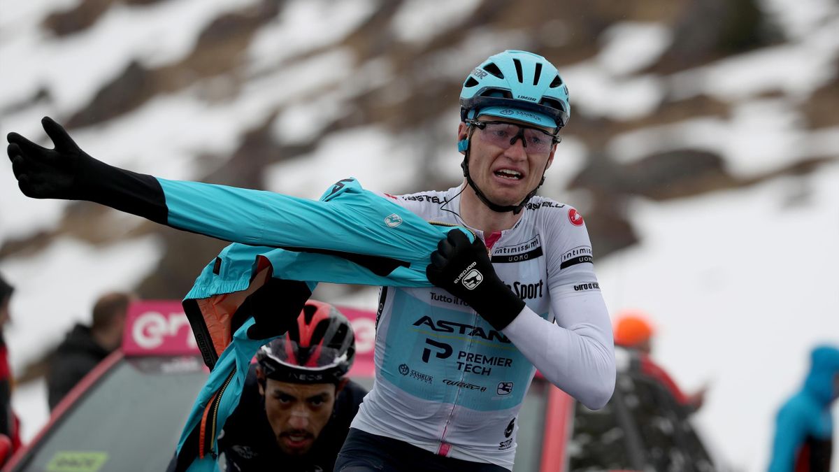 Alexander Vlasov (Astana - Premier Tech) hatte auf der 16. Giro-Etappe Probleme mit seiner Regenjacke