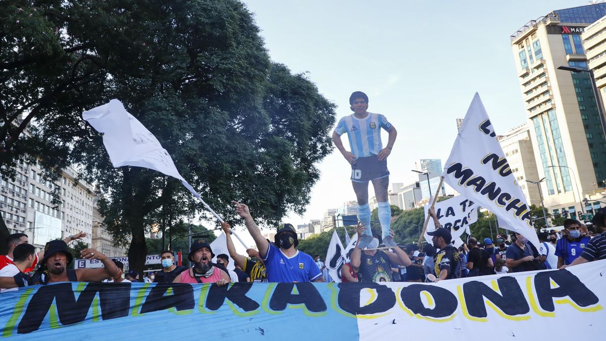 Les supporters argentins réclament "justice pour Maradona".