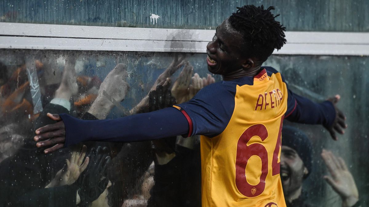 Felix Afena-Gyan esulta per un gol durante Genoa-Roma nello spicchio riservato ai tifosi giallorossi - Serie A 2021/2022