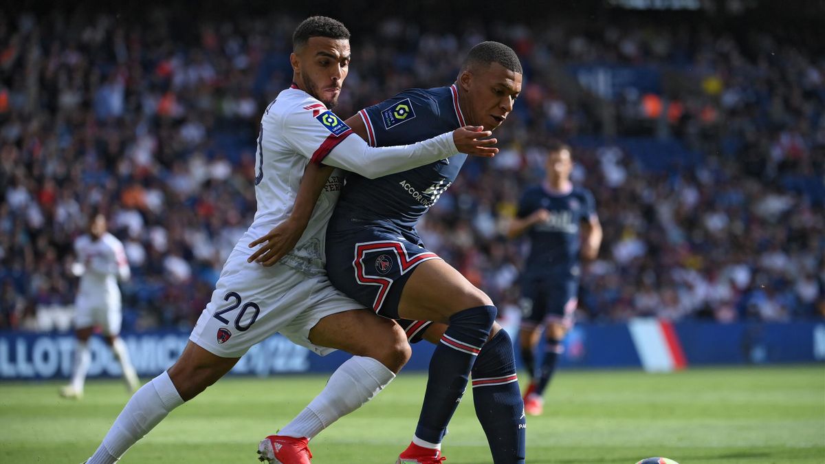 Clermont's French defender Akim Zedadka (L) vies with Paris Saint-Germain's French forward Kylian Mbappe during the French L1 football match between Paris-Saint Germain (PSG) and Clermont Foot 63 at The Parc des Princes Stadium in Paris on September 11, 2