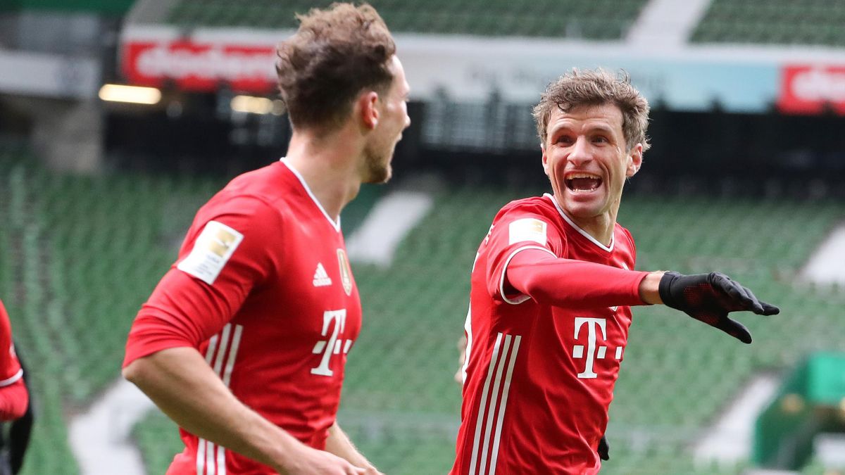 Thomas Müller (r.) jubelt mit Leon Goretzka - Werder Bremen vs. FC Bayern München
