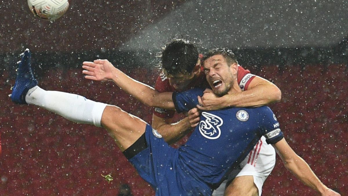 Cesar Azipilicueta este foate nemulțumit că nu a primit penalty după această fază în care a fost busculat de Maguire în meciului Manchester United - Chelsea, terminat 0-0 în Premier League