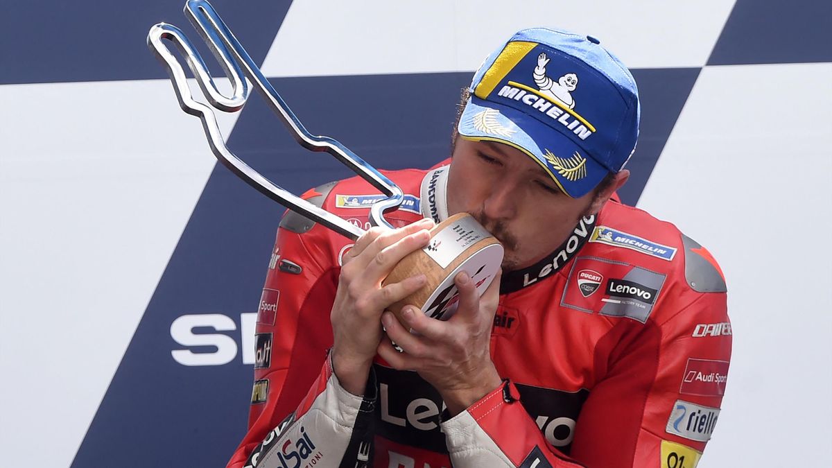 Jack Miller festeggia, baciando il trofeo, il secondo successo consecutivo in MotoGP, Getty Images
