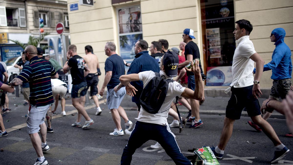 Em 2016 Russische Hooligans Greifen Spanier In Koln An Sechs Verhaftungen Eurosport