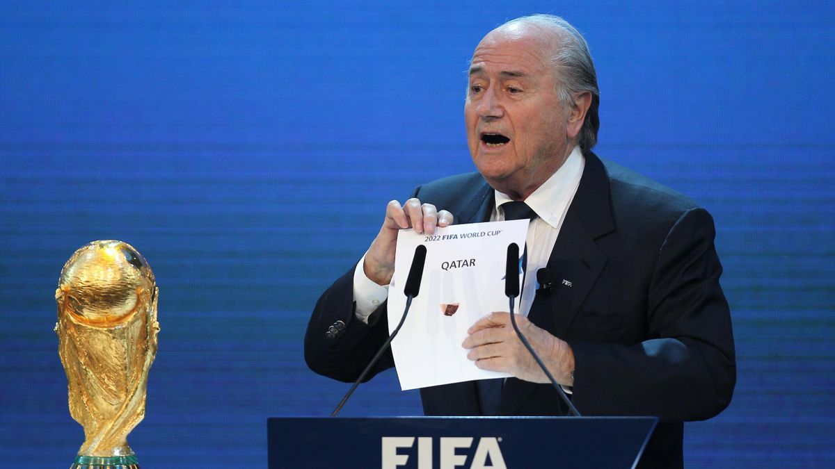 De omstreden Sepp Blatter onthult in 2010 Qatar als gastland voor het WK in 2022.
