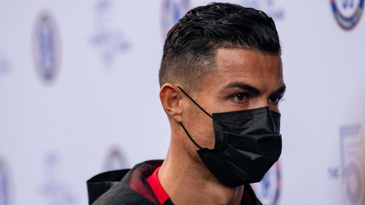 LONDON, ENGLAND - NOVEMBER 28: Cristiano Ronaldo of Manchester United arrives ahead of the Premier League match between Chelsea and Manchester United at Stamford Bridge on November 28, 2021 in London, England.