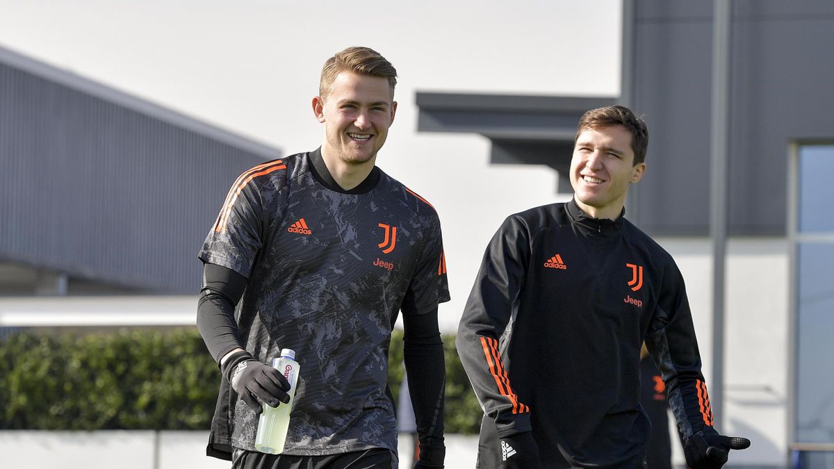 Juventus players Matthijs de Ligt and Federico Chiesa during a training session