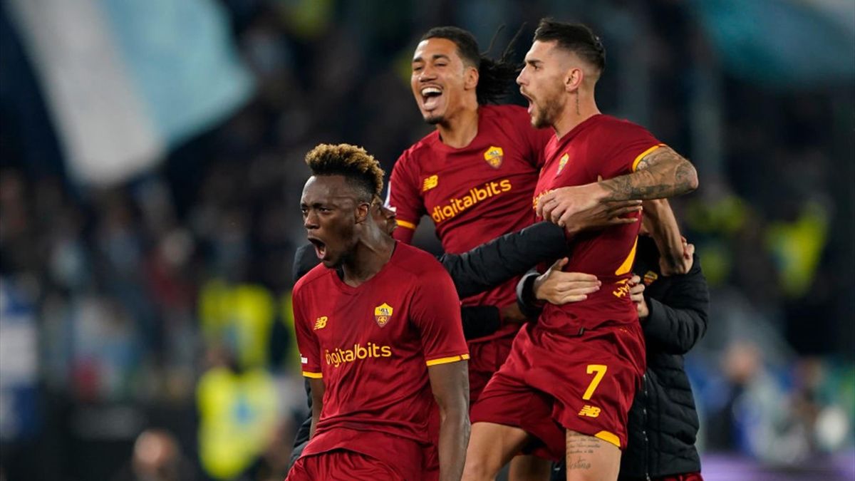 I giocatori della Roma esultano per il gol del 3-0 nel derby Roma-Lazio - Serie A 2021/2022