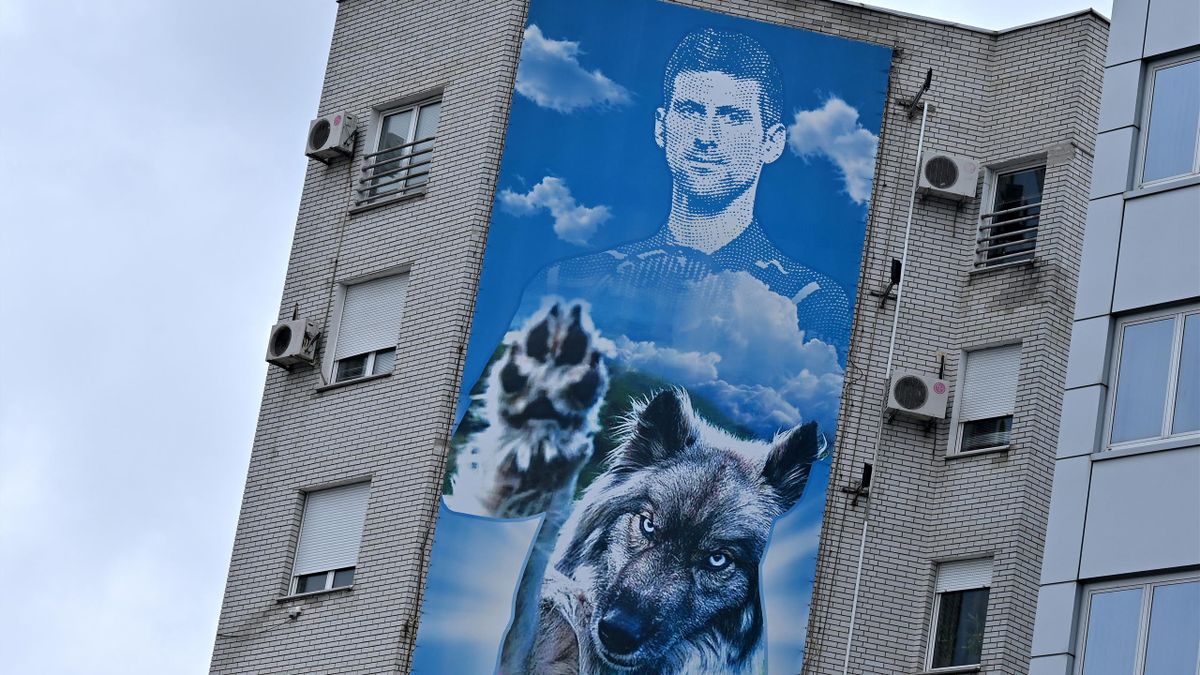 Le portrait géant de Novak Djokovic, surplombant le restaurant dont il est le propriétaire à Belgrade.