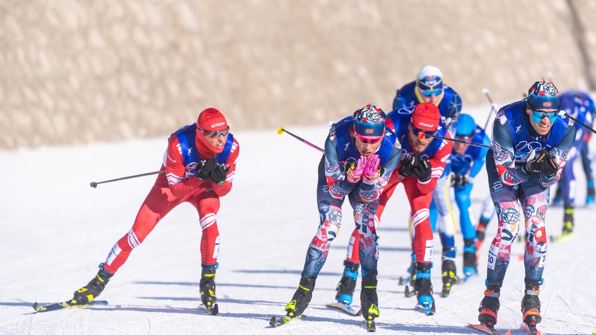 Alexander Bolshunov (à gauche) et Johannes Klaebo (au centre) sont les stars du ski de fond des JO de Pékin 2022