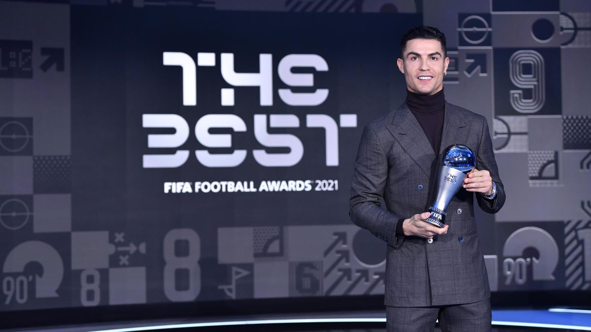 Cristiano Ronaldo lauréat du prix spécial The Best récompensant son statut de meilleur buteur de l'histoire en équipe nationale, le 17 janvier 2022 à Zurich.