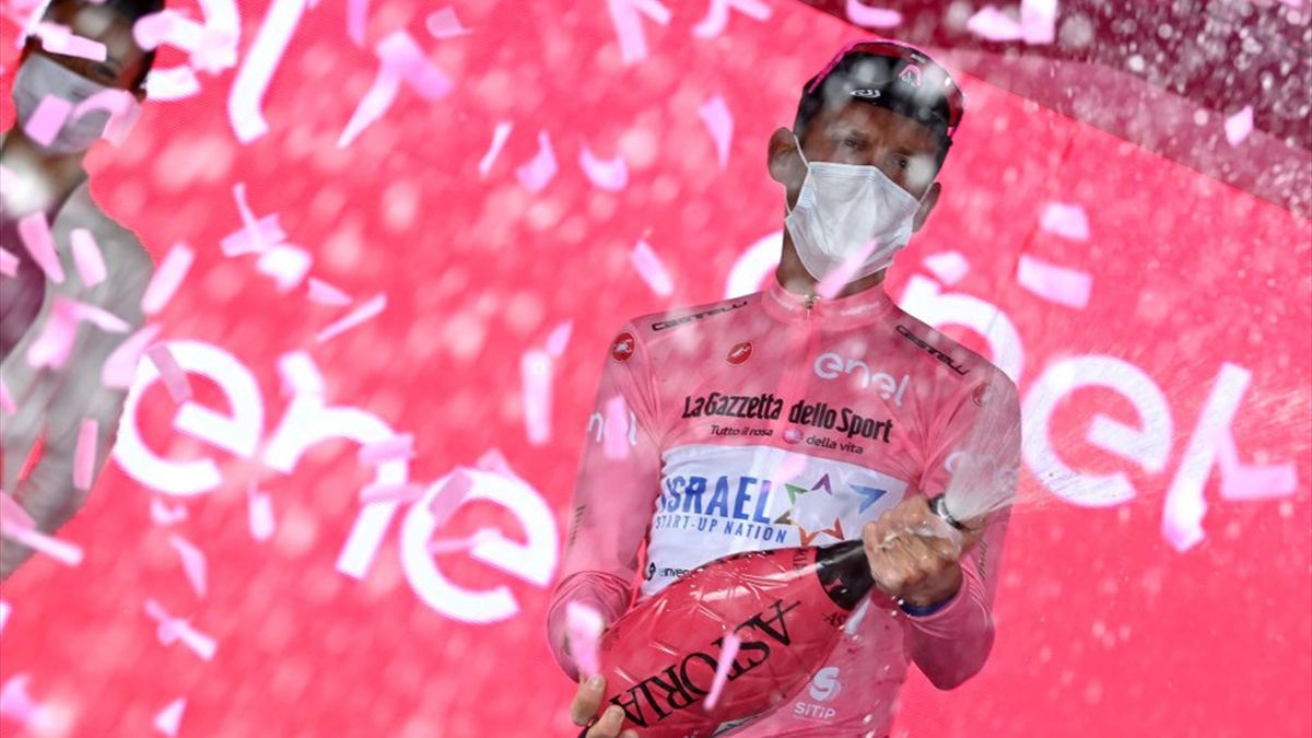 Alessandro De Marchi sul podio di Sestola - Giro d'Italia 2021