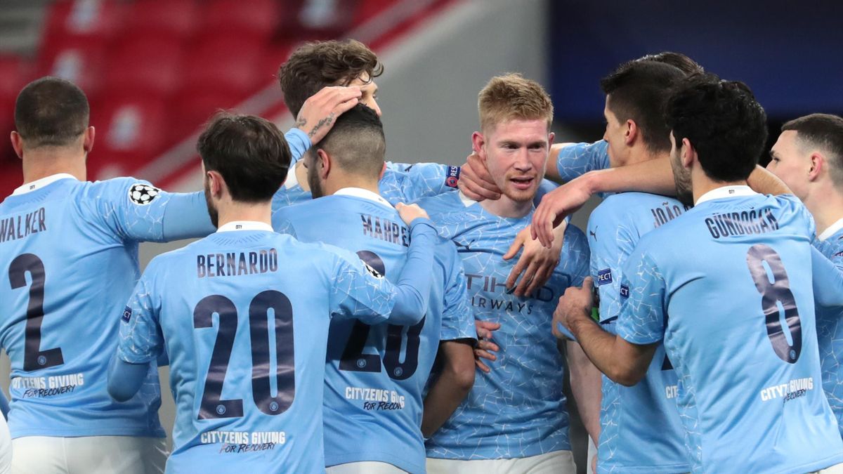 Los jugadores del Manchester City celebran el gol de De Bruyne.