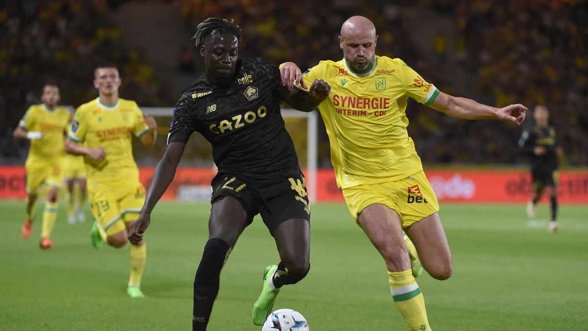 Nicolas Palois (FC Nantes) à la lutte avec Mohamed Bayo (Lille) lors de la 2e journée de Ligue 1.