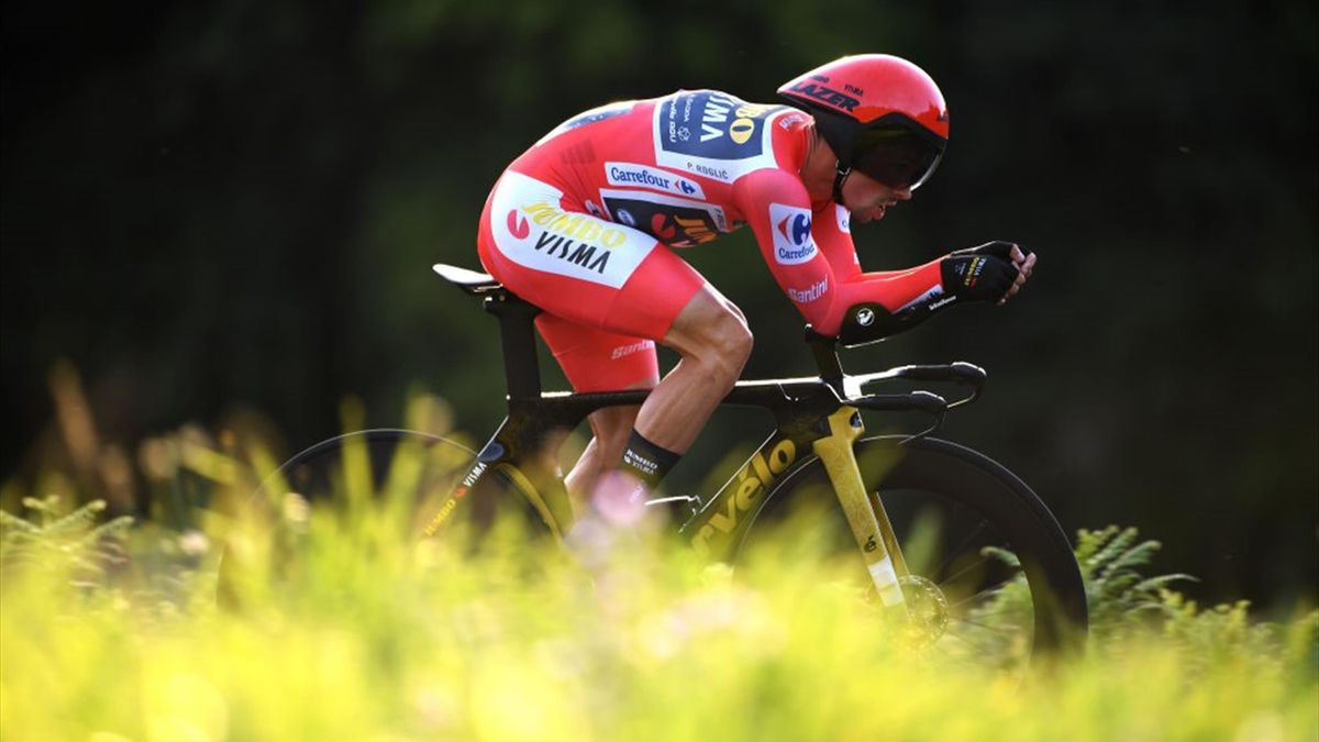 Primoz Roglic in de rode leiderstrui tijdens een tijdrit in de Vuelta van 2021.