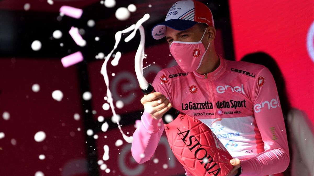 Attila Valter nuova maglia rosa sul podio di San Giacomo di Ascoli - Giro d'Italia 2021