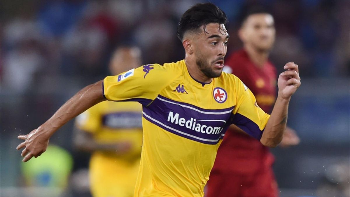 Nicolás González in azione durante Roma-Fiorentina - Serie A 2021/2022