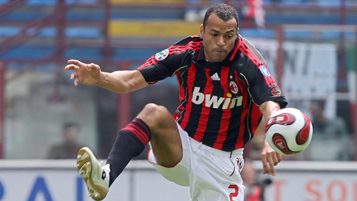 AC Milan's Brazilian defender Cafu controls the ball during the Italian serie A football match against Fiorentina at San Siro stadium in Milan, 06 May 2007.