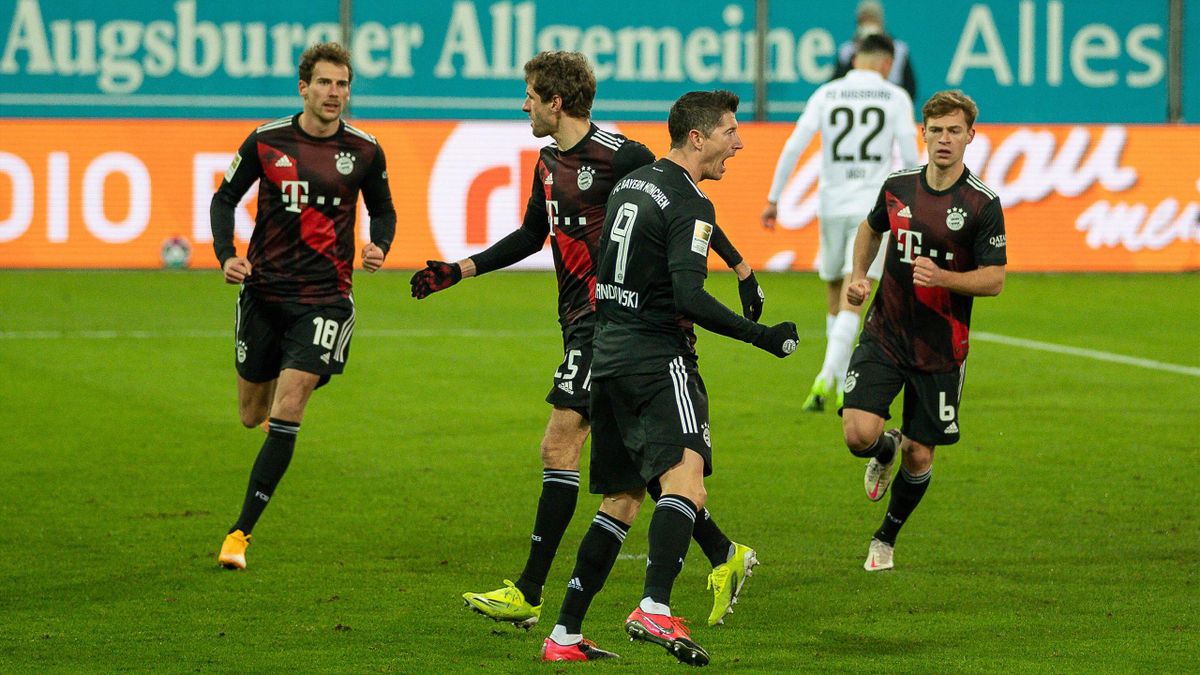 Robert Lewandowski bejubelt sein Siegtor für den FC Bayern München beim FC Augsburg