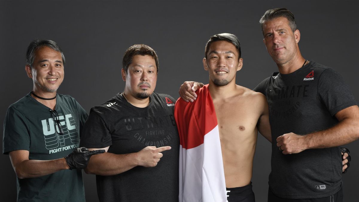 Takashi Sato (hier samen met Henri Hooft rechts) heeft een partij aangenomen tegen Gunnar Nelson met 12 dagen voorbereiding