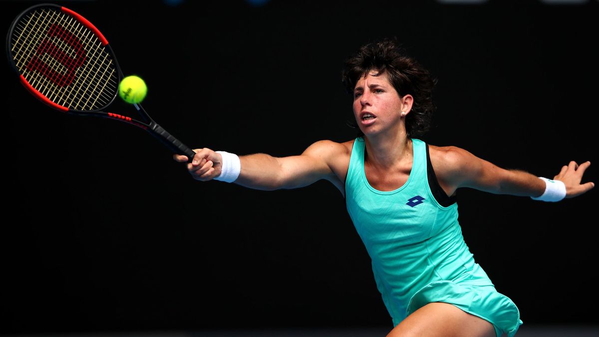 MELBOURNE, AUSTRALIA - JANUARY 21: Carla Suarez Navarro of Spain plays a forehand in her fourth round match against Anett Kontaveit of Estonia on day seven of the 2018 Australian Open at Melbourne Park on January 21, 2018 in Melbourne, Australia. (Photo b