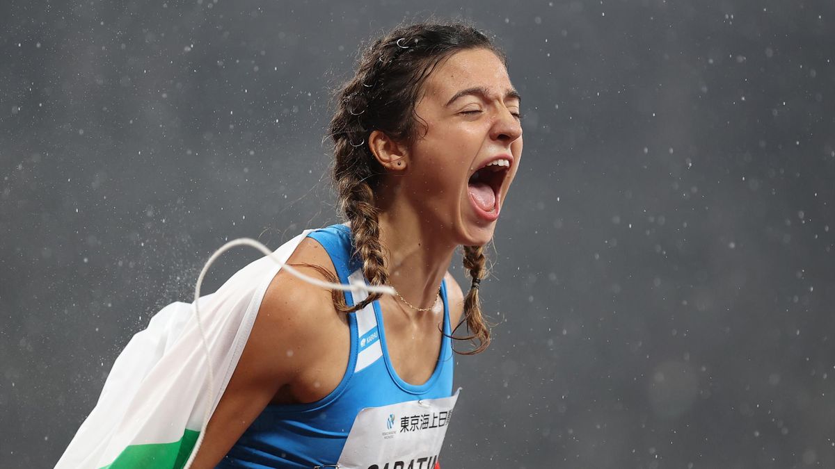Ambra Sabatini esulta dopo aver vinto la medaglia d'oro nei 100m alle Paralimpiadi di Tokyo