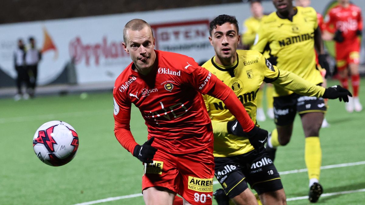 Ryan Doghman (til høyre) nærmer seg en overgang til Åsane. Her i duell med LSK-spiller Daniel Gustafsson.