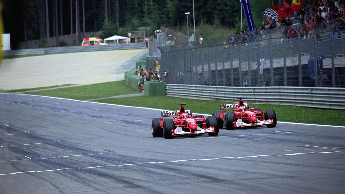 Michael Schumacher überholt Rubens Barrichello beim Großen Preis von Österreich in Spielberg 2002 kurz vor dem Ziel