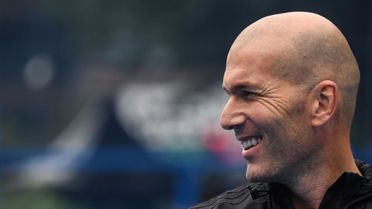 PHOTOS: Manchester United fans pose with Zinedine Zidane ...