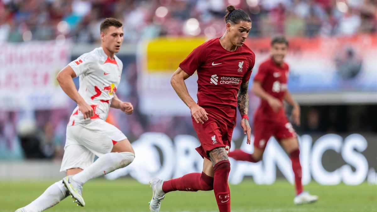 LEIPZIG, GERMANY - JULY 21: Darwin Nunez of Liverpool FC runs with the ball during the pre-season friendly match between RB Leipzig and Liverpool FC at Red Bull Arena on July 21, 2022 in Leipzig, Germany. (Photo by Boris Streubel/Getty Images)