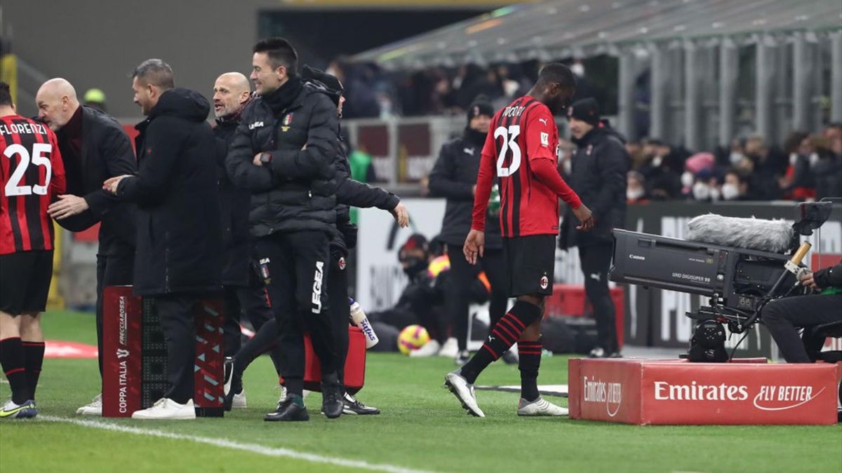 Fikayo Tomori lascia il campo per infortunio durante il primo tempo di Milan-Genoa - Coppa Italia 2021-22