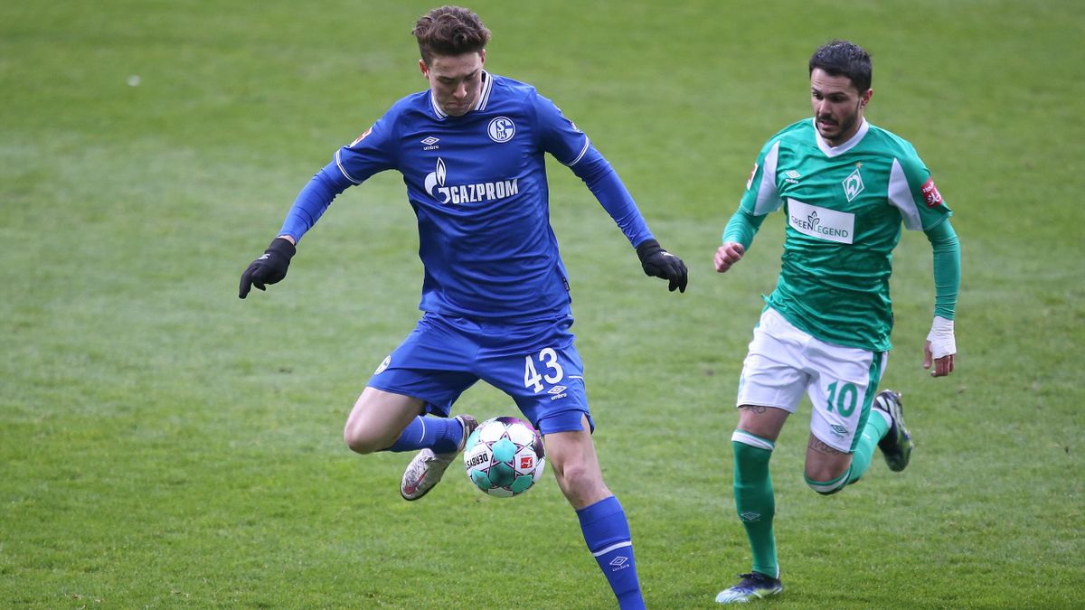 Matthew Hoppe (Schalke 04) im Zweikampf mit Leonardo Bittencourt (Werder Bremen)