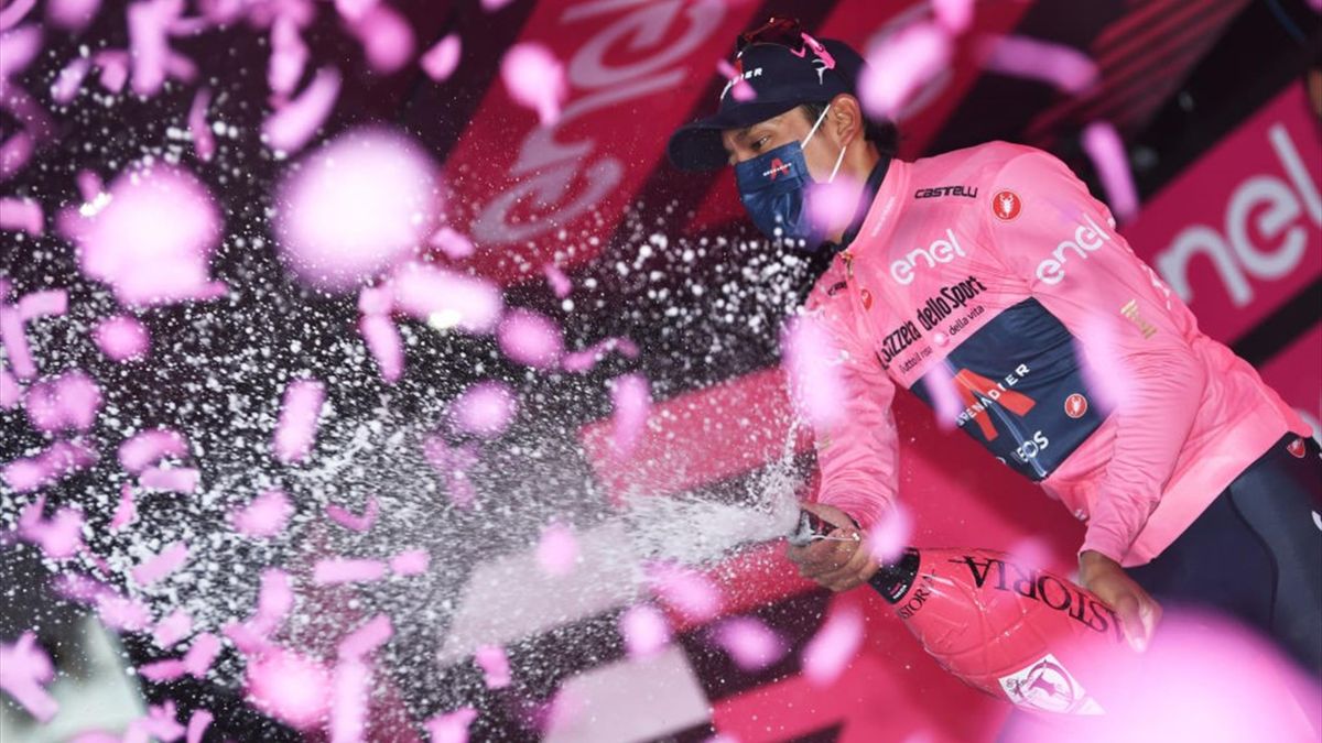 Egan Bernal sul podio di Gorizia con la maglia rosa - Giro d'Italia 2021